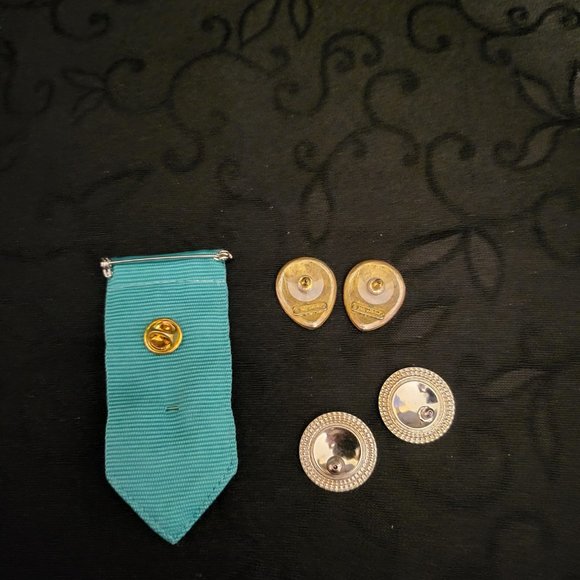 Lot of Girl Scouts World Association Pin & Two sets of Vintage earrings - Picture 3 of 3